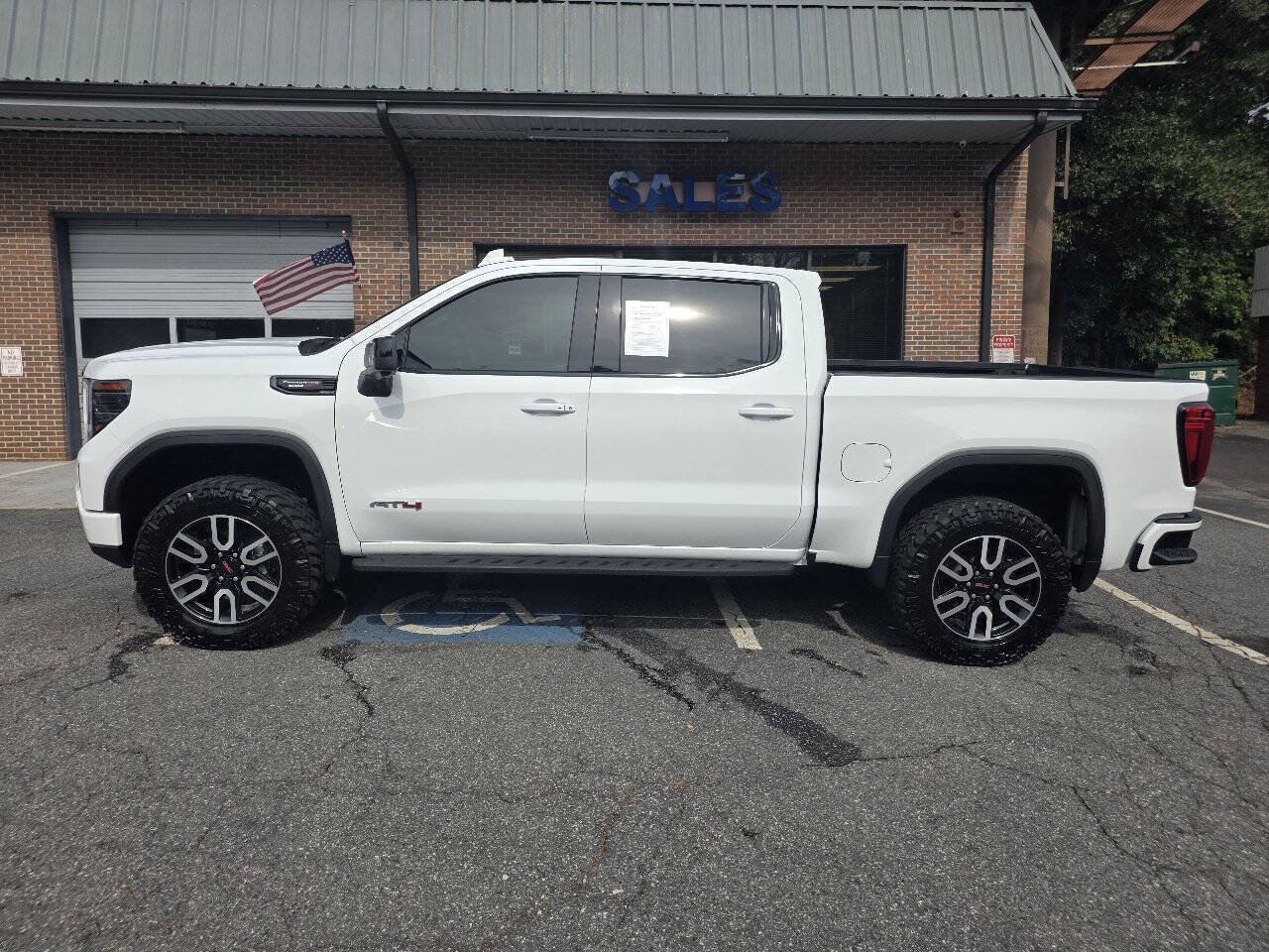 Used 2024 GMC Sierra 1500 AT4 w/ Technology Package AWD/4WD image 2