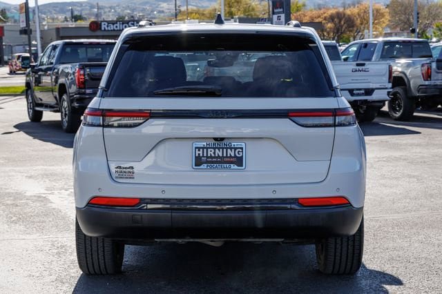 Used 2023 Jeep Grand Cherokee Altitude image 4