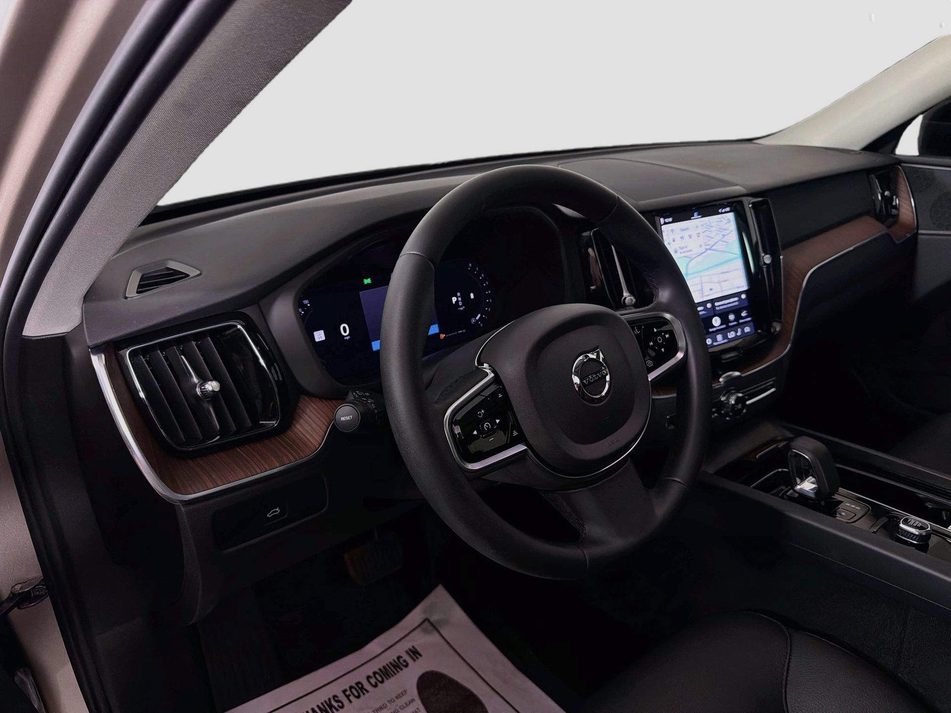 Certified 2024 Volvo XC60 B5 Plus AWD/4WD image 10