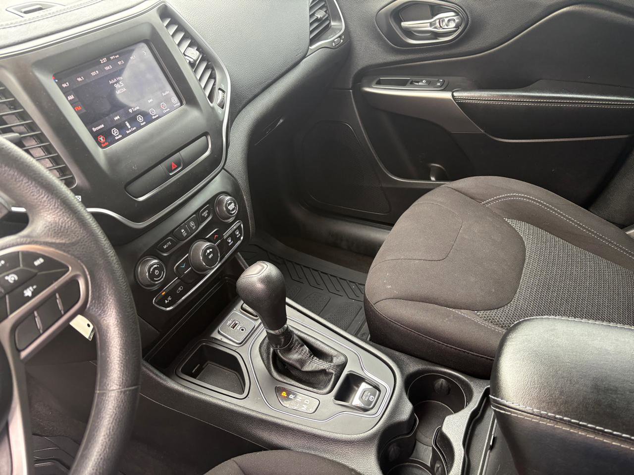 Used 2019 Jeep Cherokee Latitude w/ Popular Appearance Group image 9