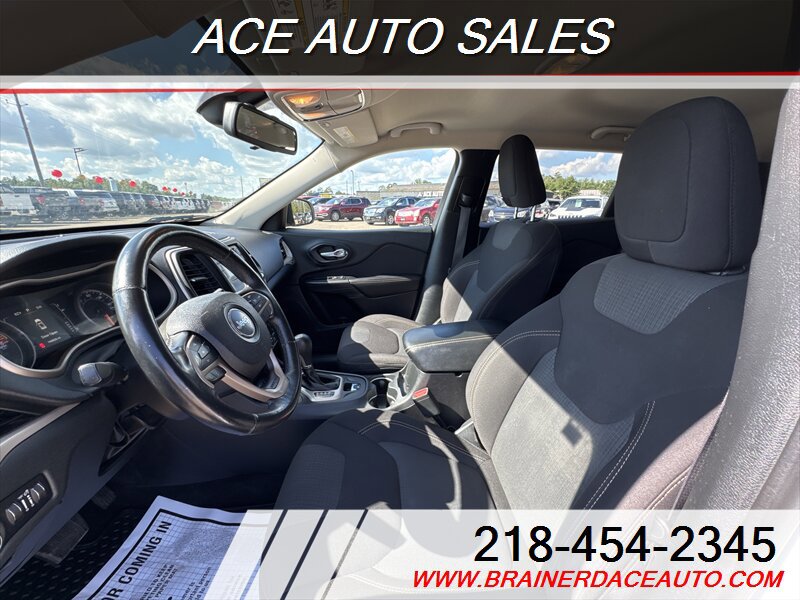Used 2016 Jeep Cherokee Latitude w/ Cold Weather Group image 7