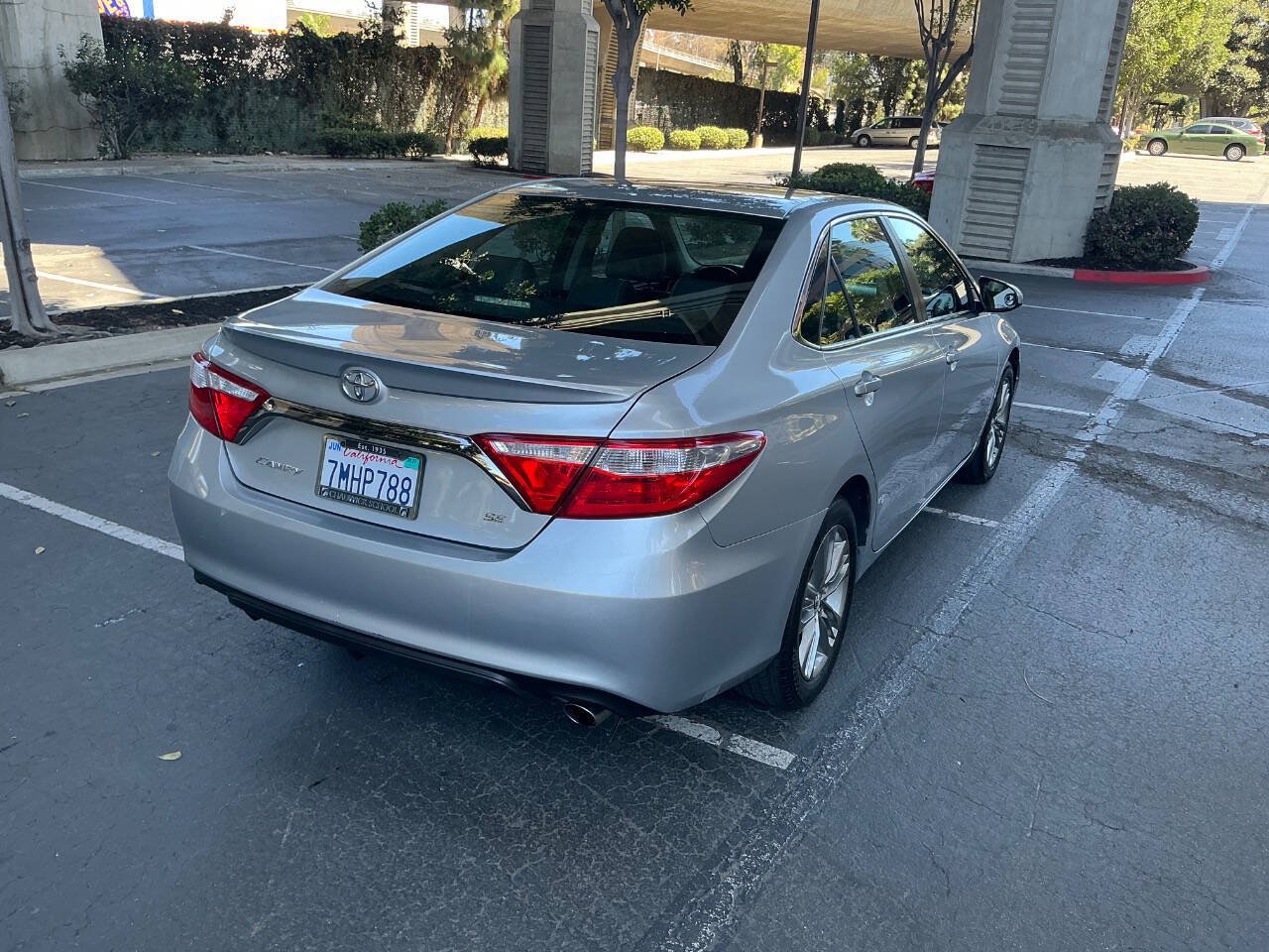 Used 2015 Toyota Camry SE FWD image 5