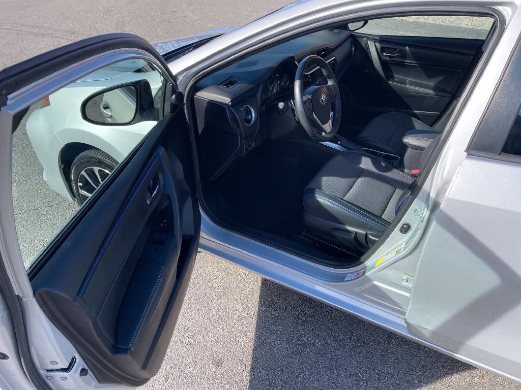 Used 2017 Toyota Corolla SE w/ SE Premium Package FWD image 14