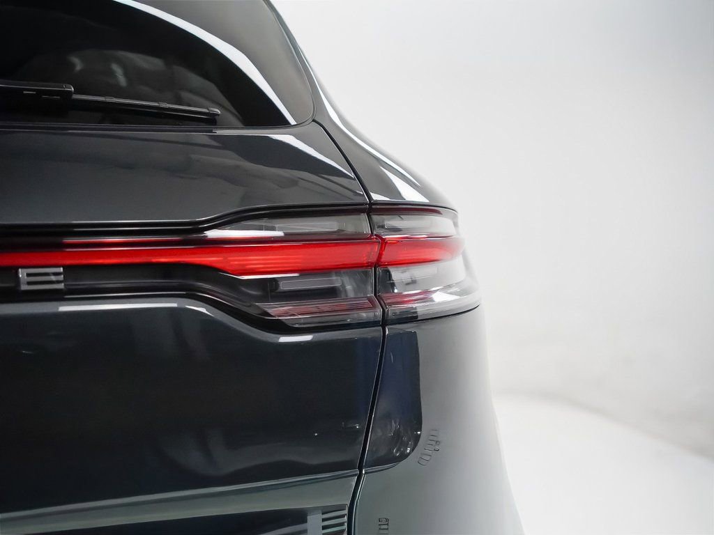 Certified 2025 Porsche Macan image 12