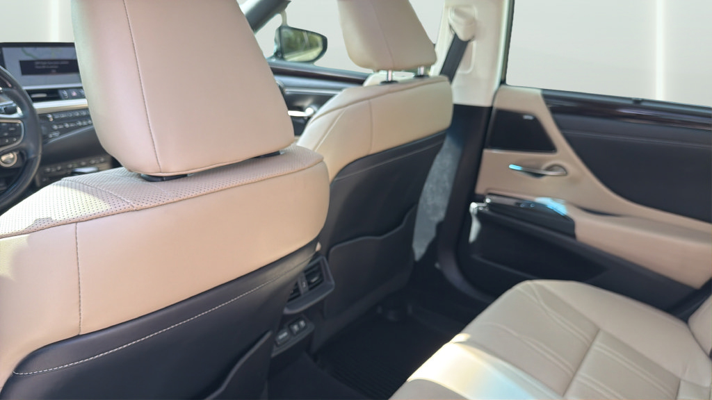 Used 2020 Lexus ES 350 Ultra Luxury w/ Accessory Package 2 FWD image 28