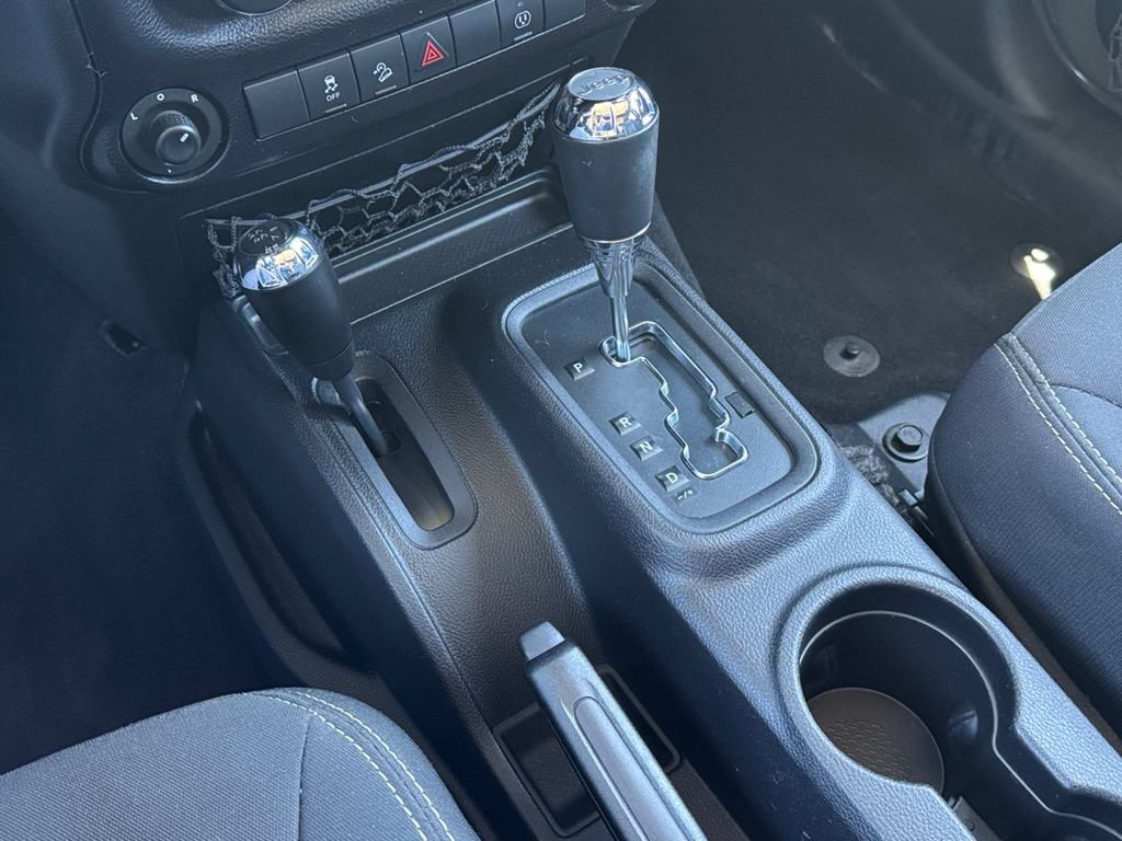 Used 2016 Jeep Wrangler Unlimited Rubicon w/ Connectivity Group AWD/4WD image 17
