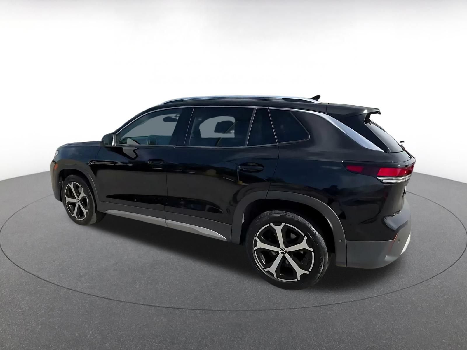 Used 2026 Volkswagen Tiguan SE AWD/4WD image 9