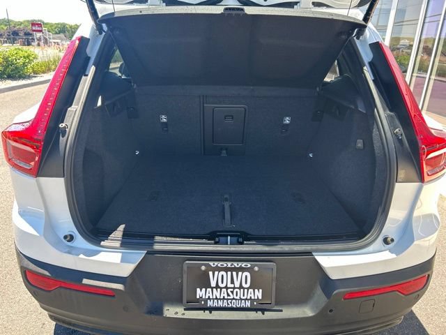Certified 2025 Volvo XC40 B5 Plus AWD/4WD image 11