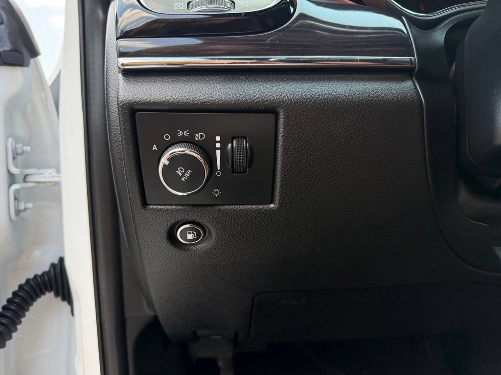 Used 2020 Jeep Grand Cherokee Overland AWD/4WD image 14