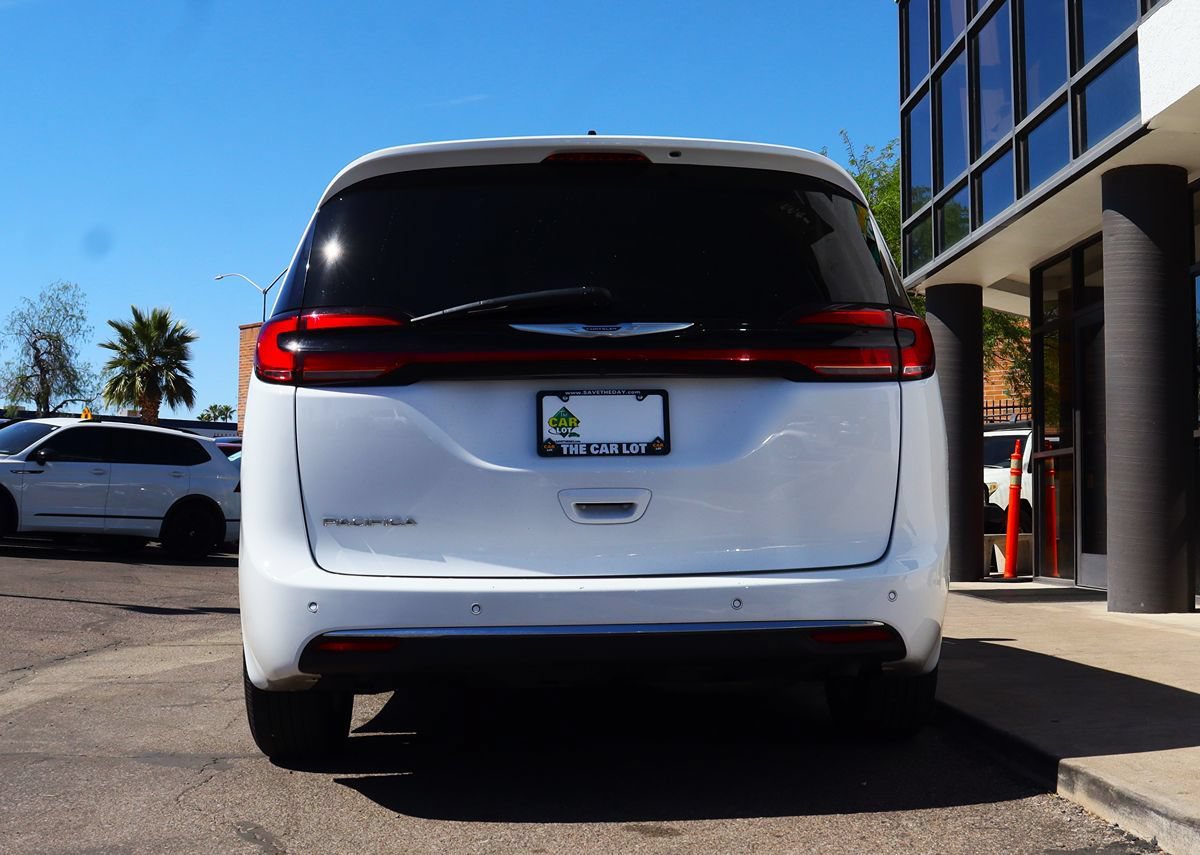 Used 2024 Chrysler Pacifica Touring-L FWD image 12