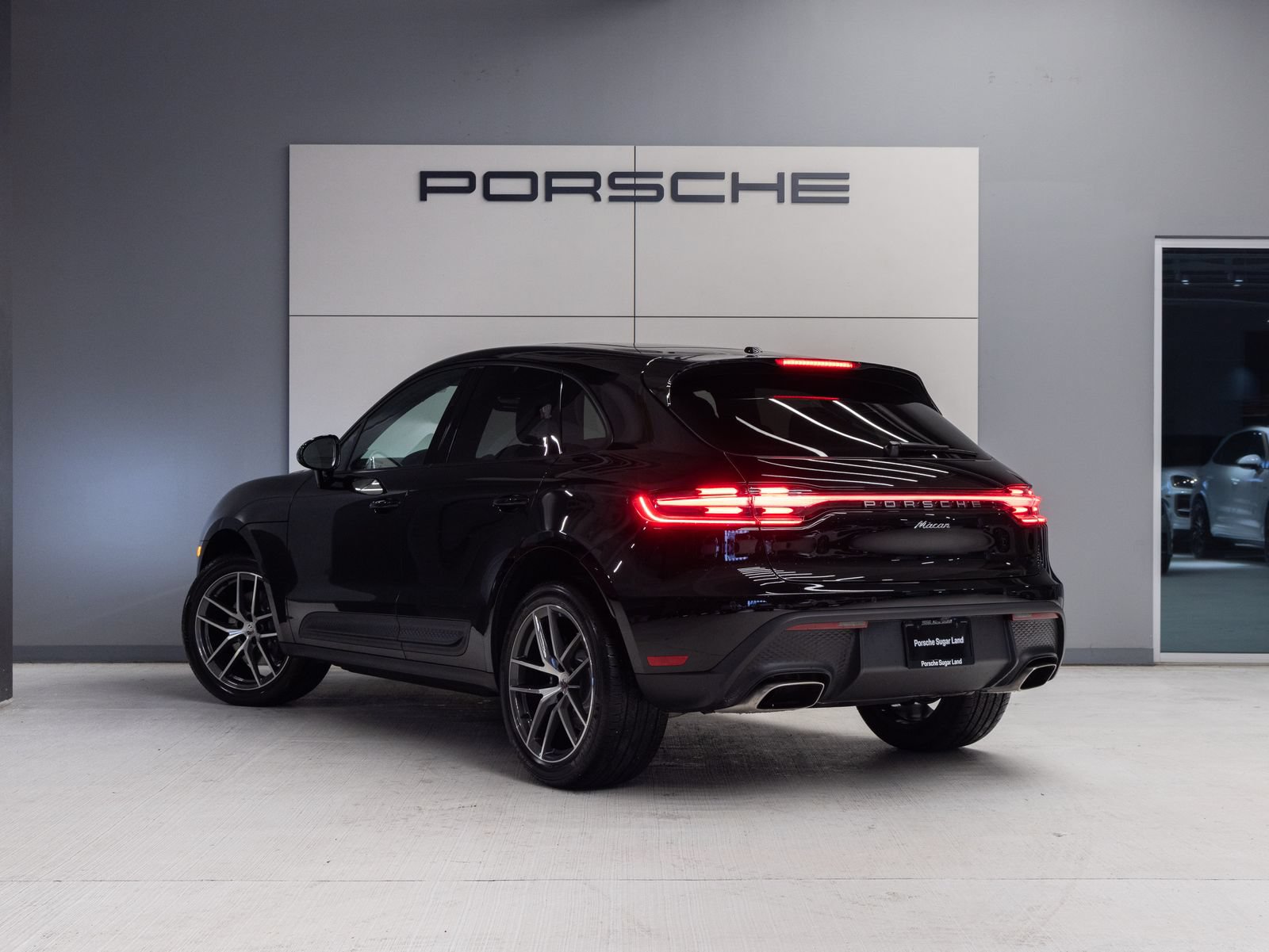 Certified 2026 Porsche Macan AWD/4WD image 3