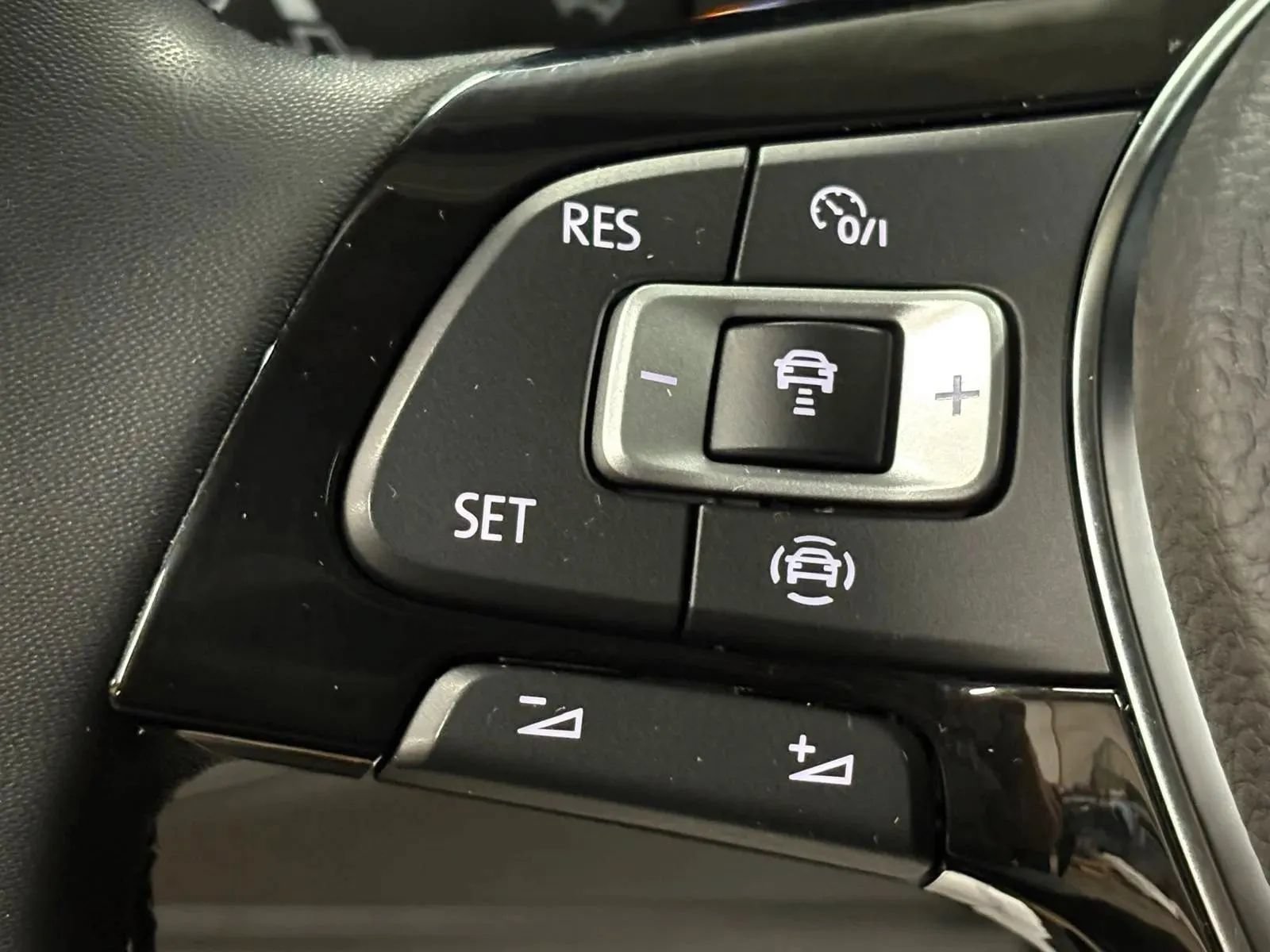 Used 2020 Volkswagen Tiguan SEL AWD/4WD image 34