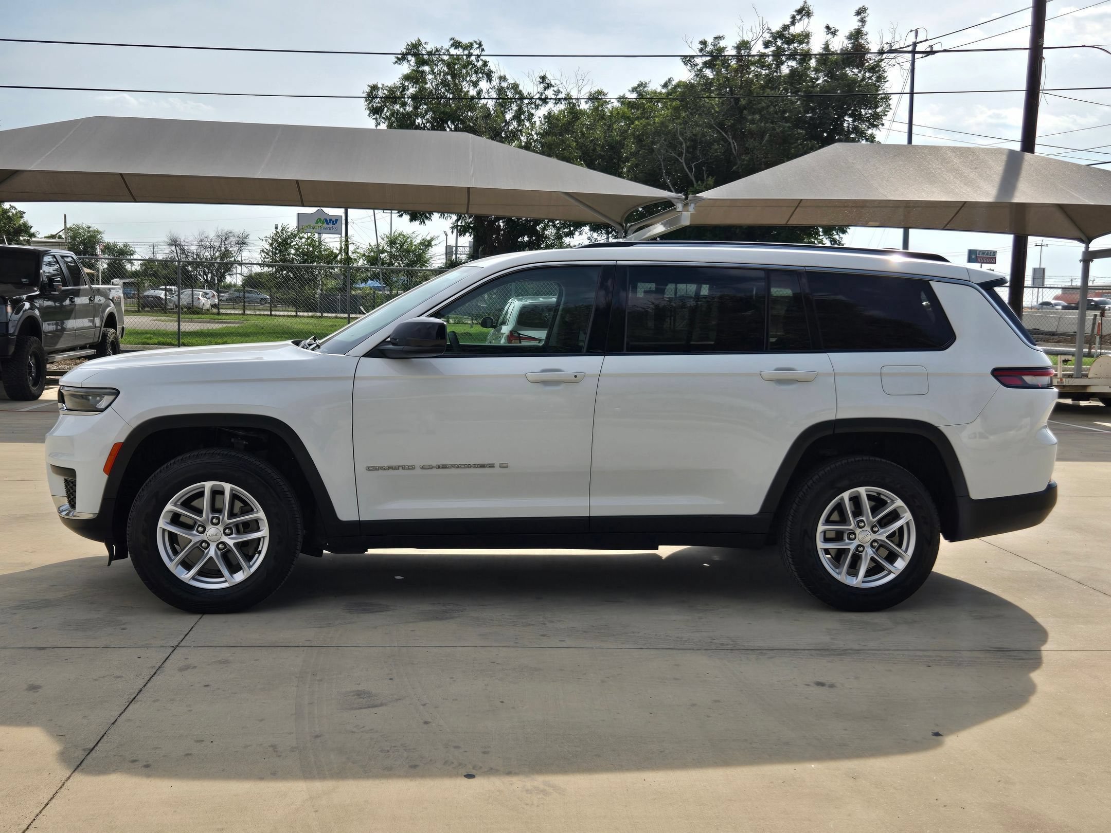 Used 2023 Jeep Grand Cherokee L Laredo AWD/4WD image 4