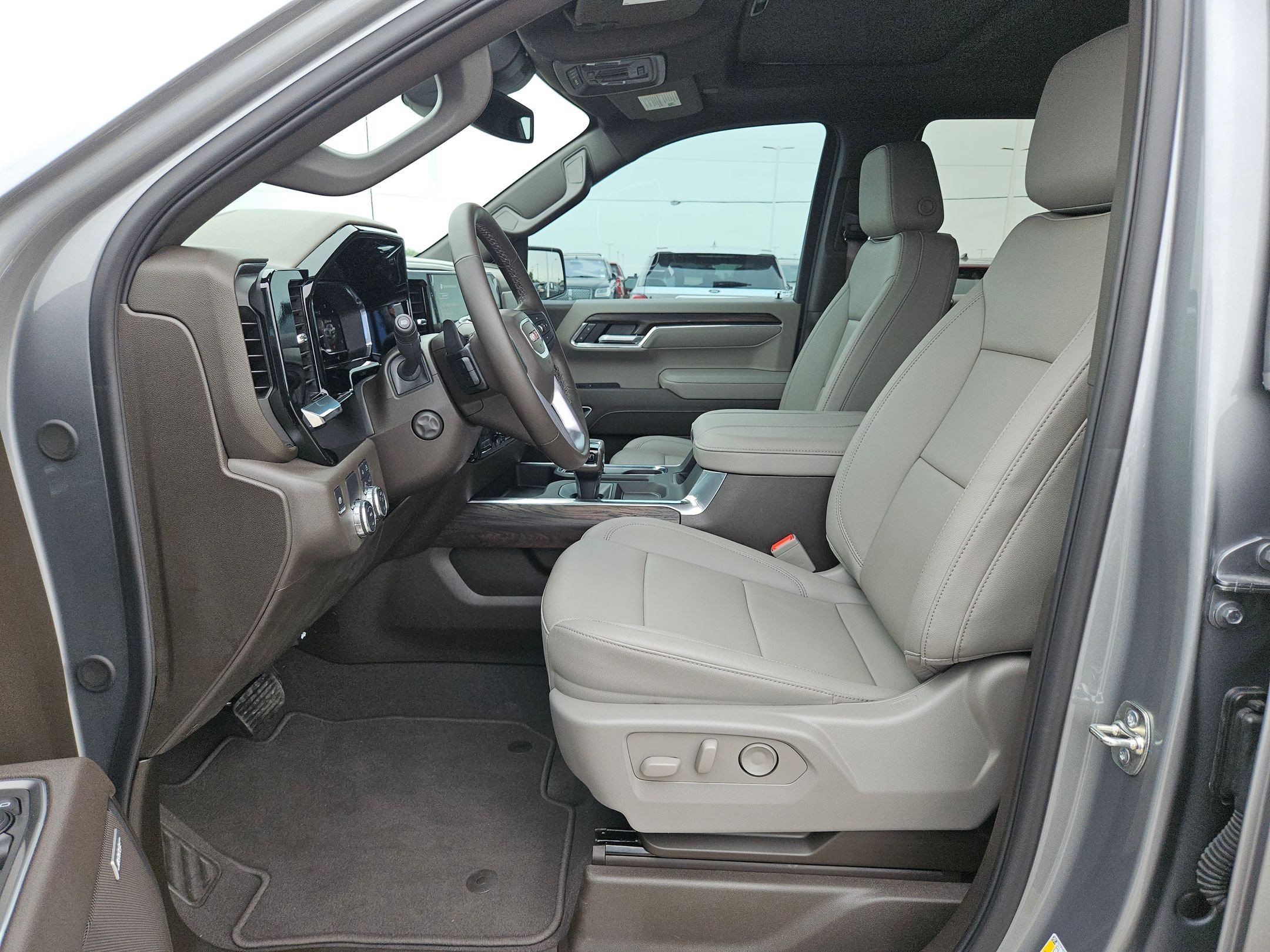 Used 2025 GMC Sierra 1500 SLT RWD image 9