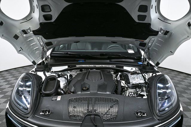 Certified 2026 Porsche Macan AWD/4WD image 32