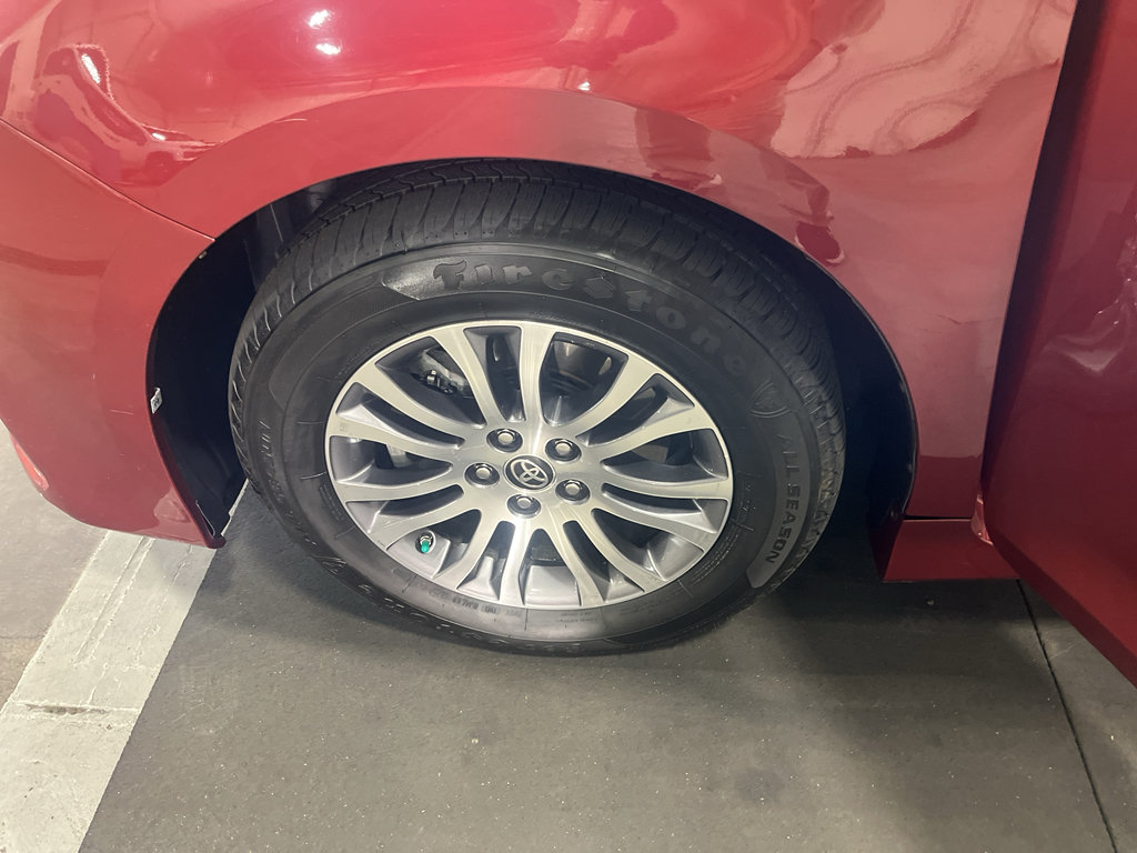 Used 2020 Toyota Sienna XLE Premium w/ Carpet Mat Package FWD image 30