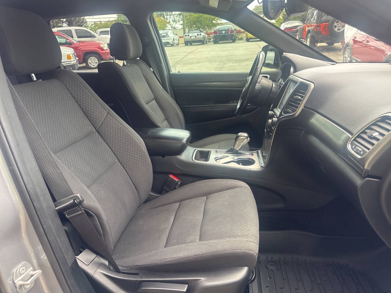Used 2018 Jeep Grand Cherokee Laredo RWD image 15