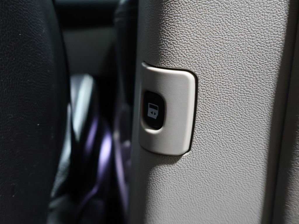 Used 2013 Chrysler Town & Country Touring image 22