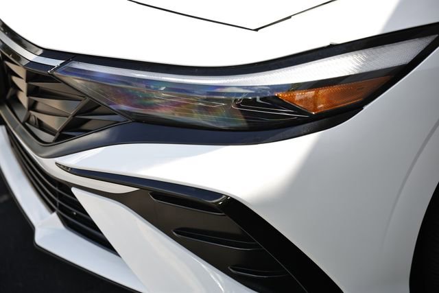 Certified 2025 Hyundai Elantra Limited FWD image 11