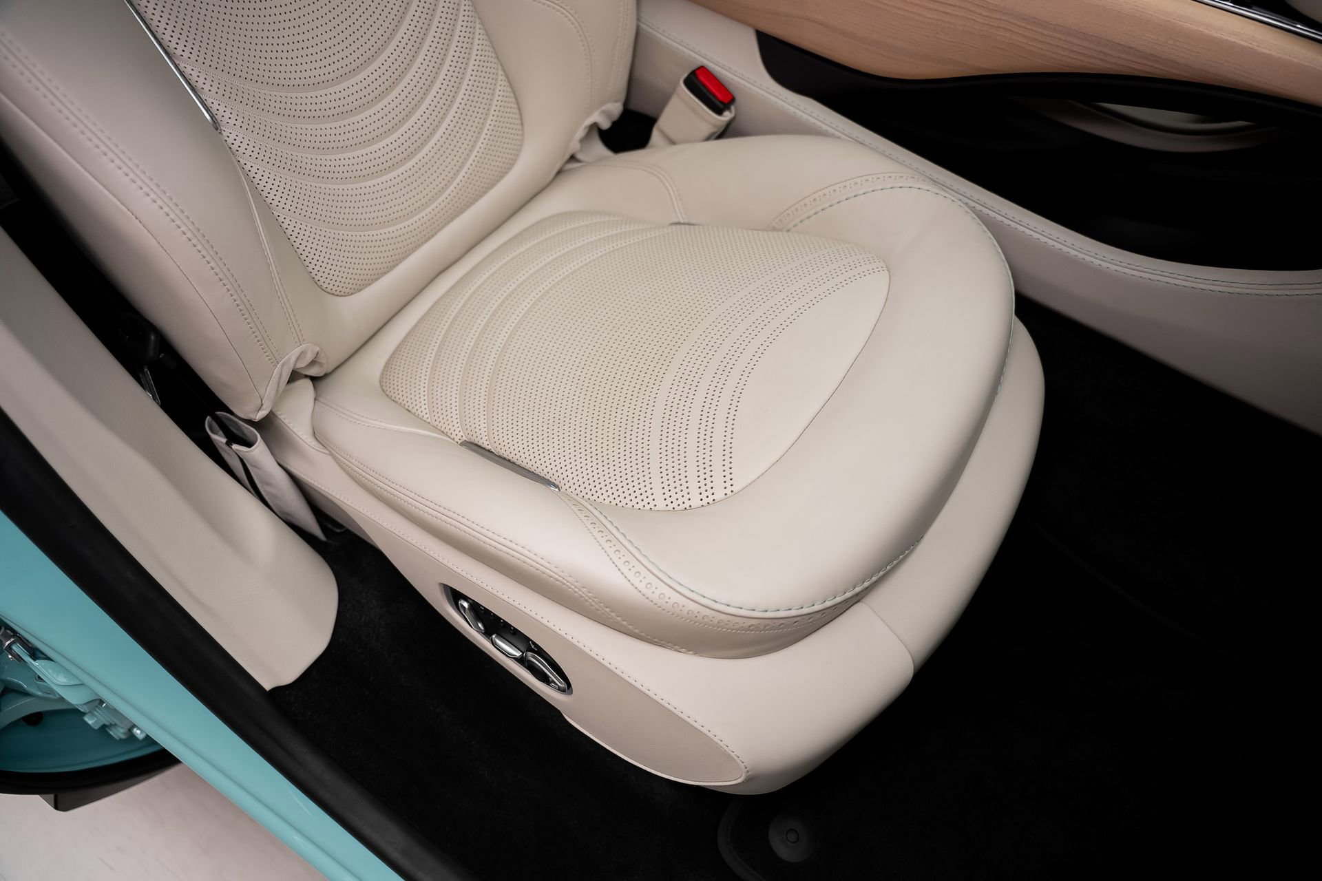 Used 2023 Aston Martin DBX AWD/4WD image 53