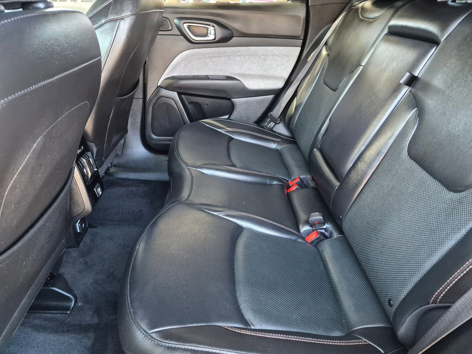 Used 2023 Jeep Compass Latitude w/ Sun and Sound Group AWD/4WD image 18