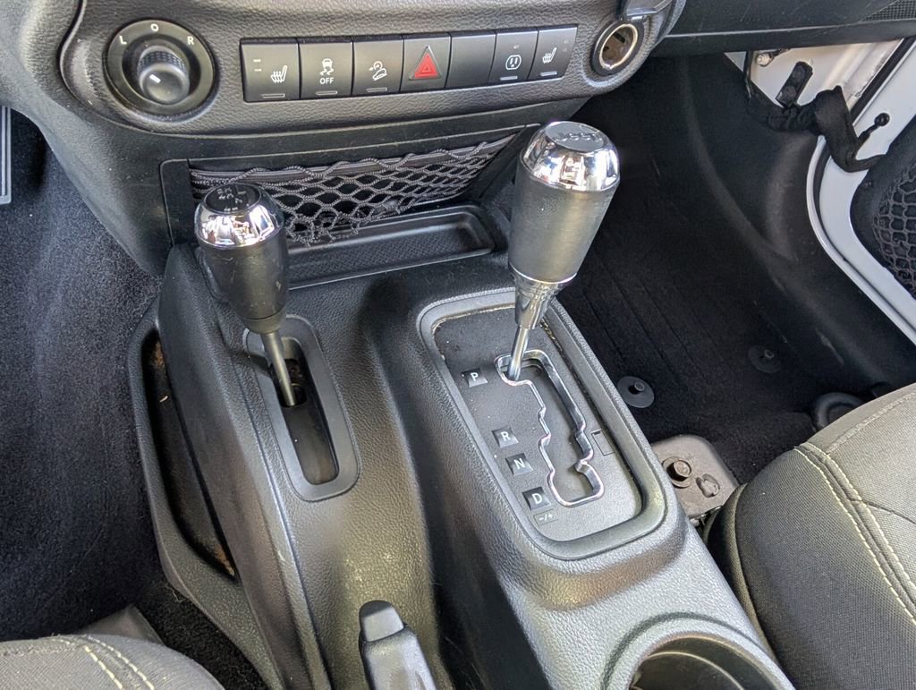 Used 2017 Jeep Wrangler Unlimited Sahara w/ Connectivity Group image 26