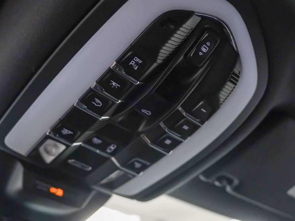 Certified 2026 Porsche Macan AWD/4WD image 28