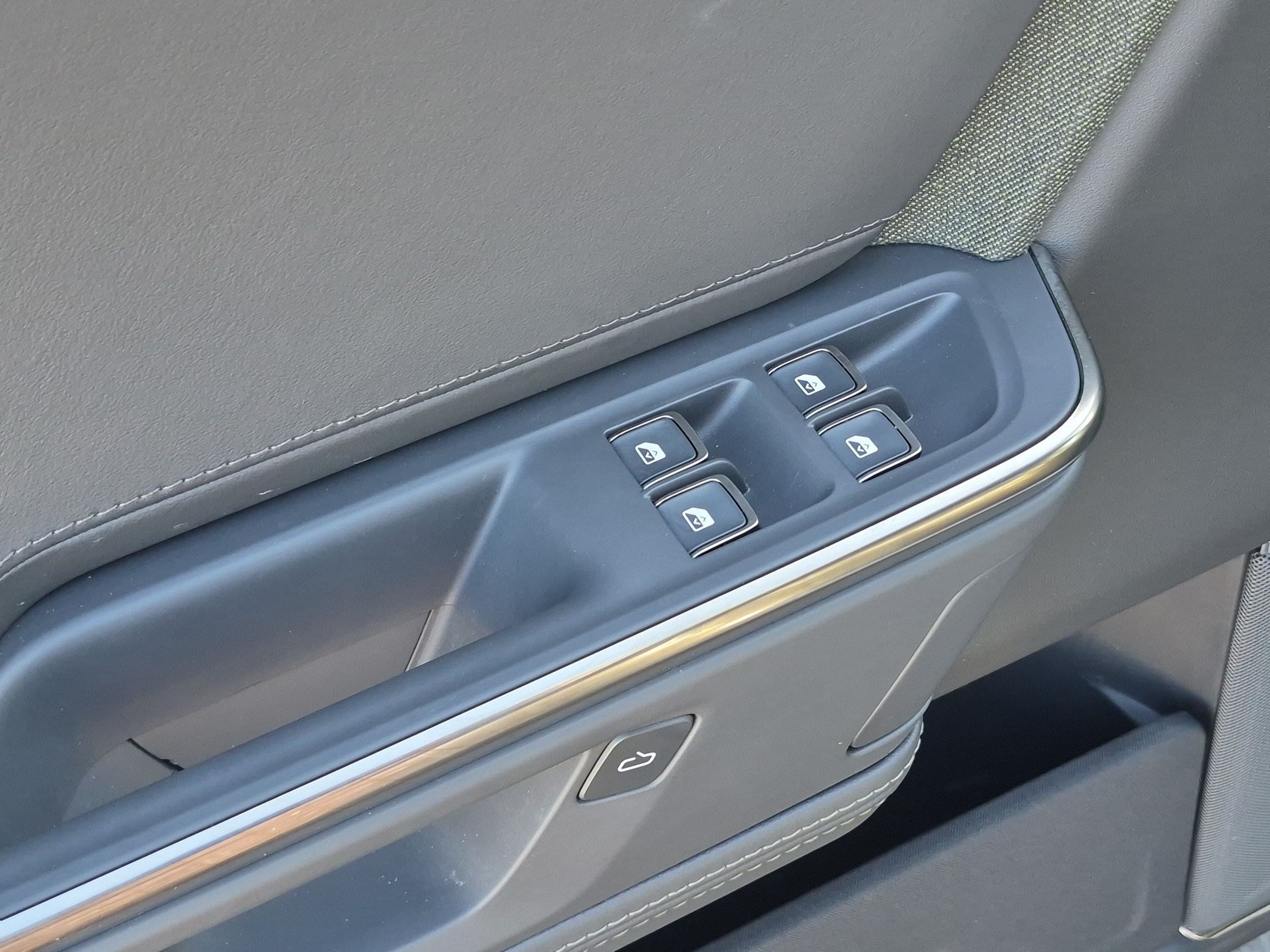 Used 2025 Rivian R1S Adventure Dual AWD/4WD image 15