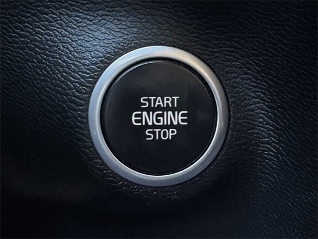 Used 2021 Volvo XC40 T4 Momentum image 20