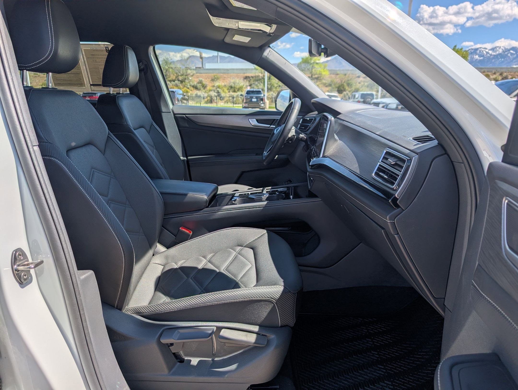 Used 2024 Volkswagen Atlas Cross Sport SE image 28