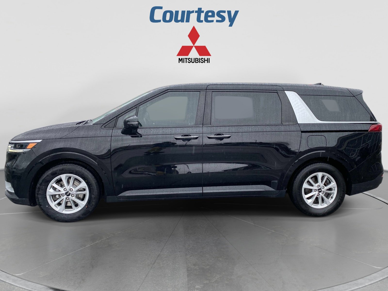 Used 2022 Kia Carnival LX FWD image 2