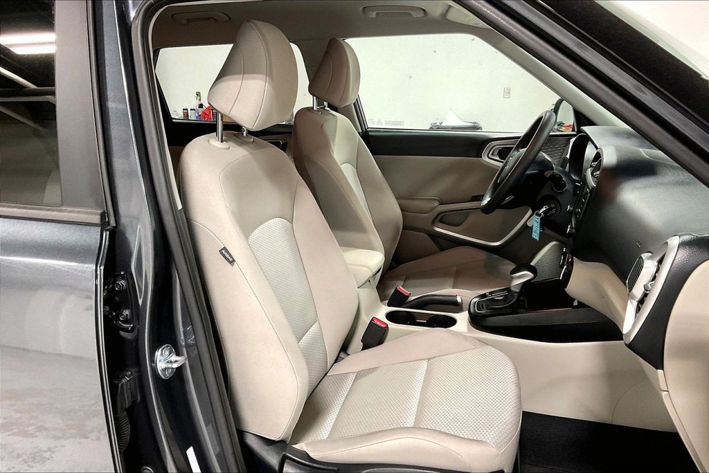 Used 2025 Kia Soul LX w/ LX Technology Package FWD image 9