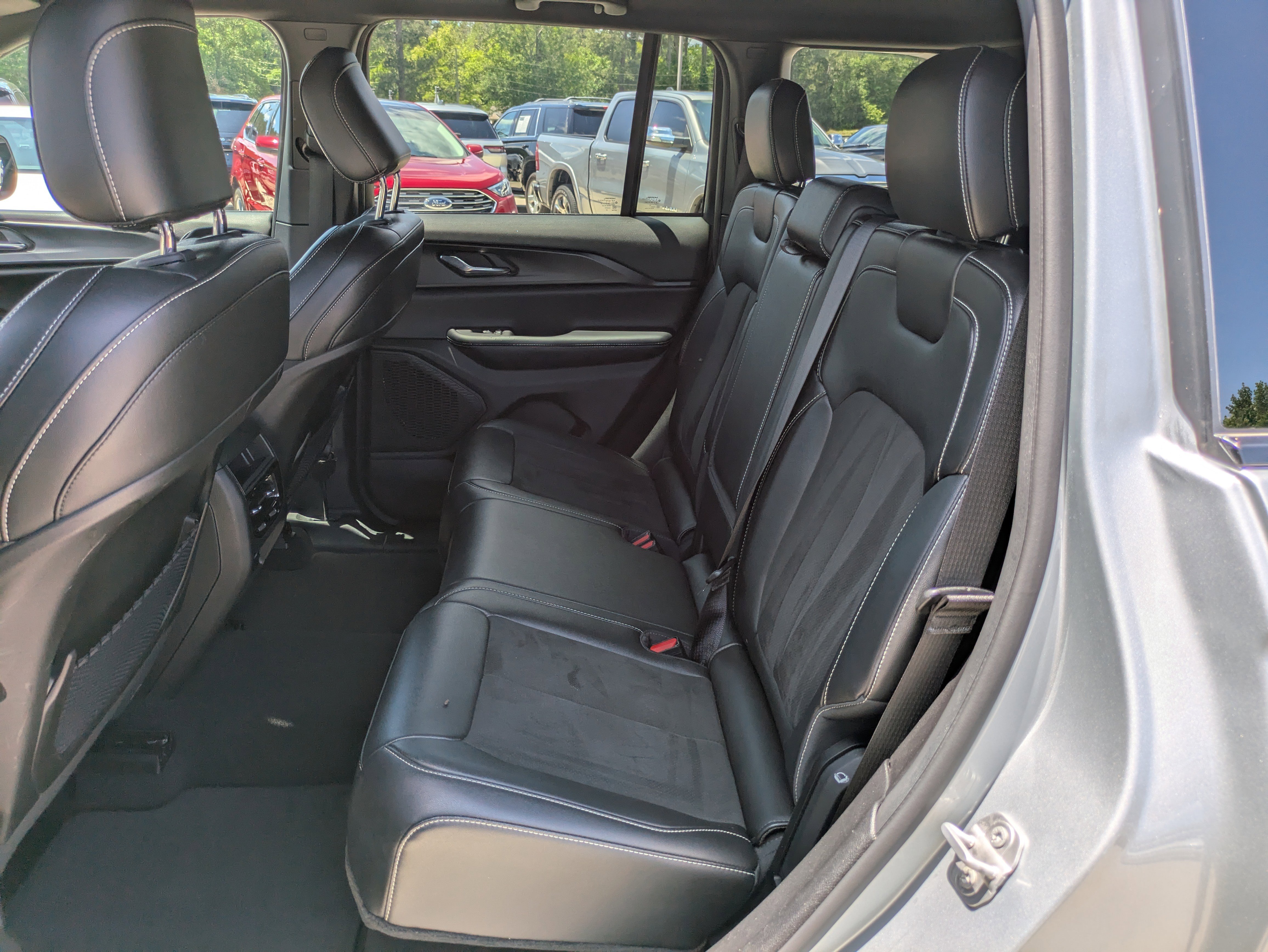 Used 2024 Jeep Grand Cherokee Altitude image 10