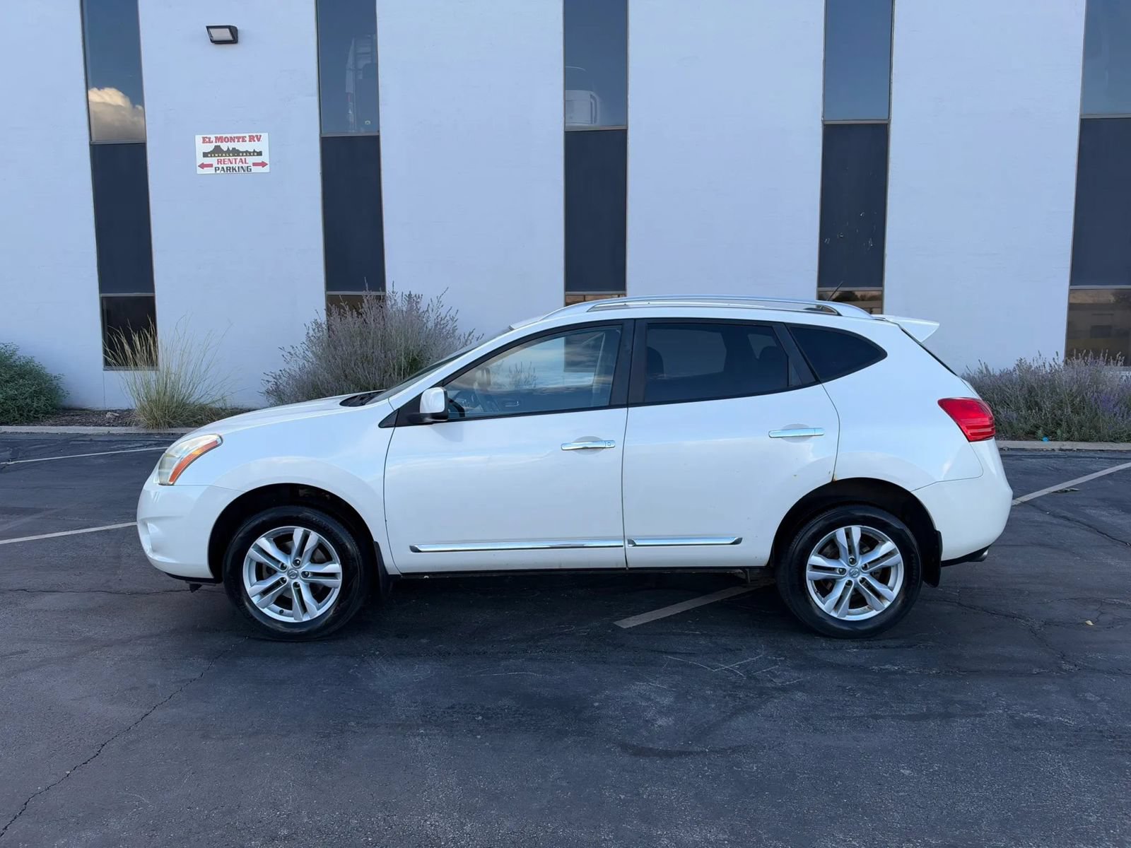 Used 2012 Nissan Rogue SV FWD image 2
