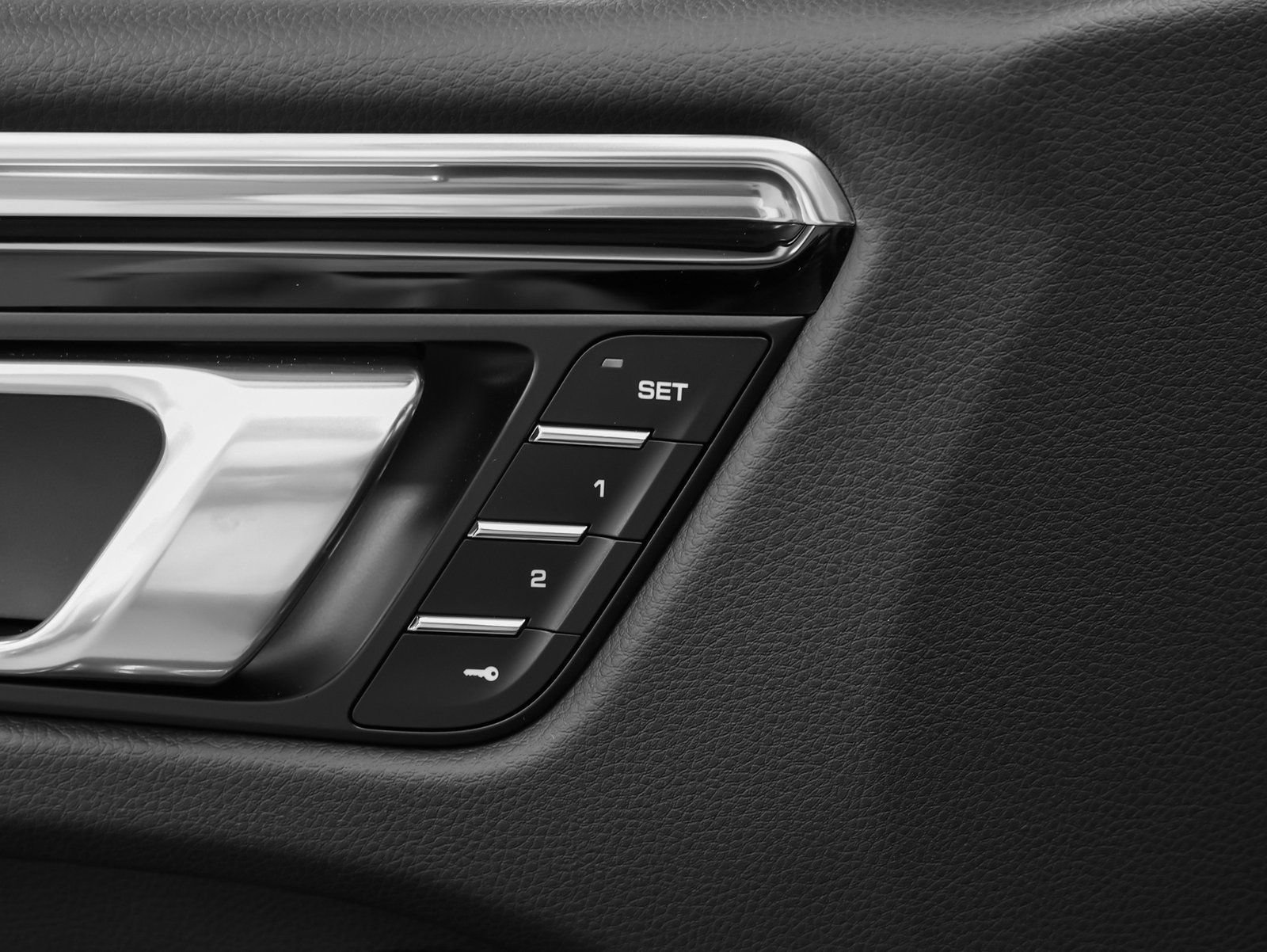 Certified 2025 Porsche Macan image 24