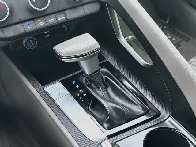 Certified 2025 Hyundai Elantra SE FWD image 17