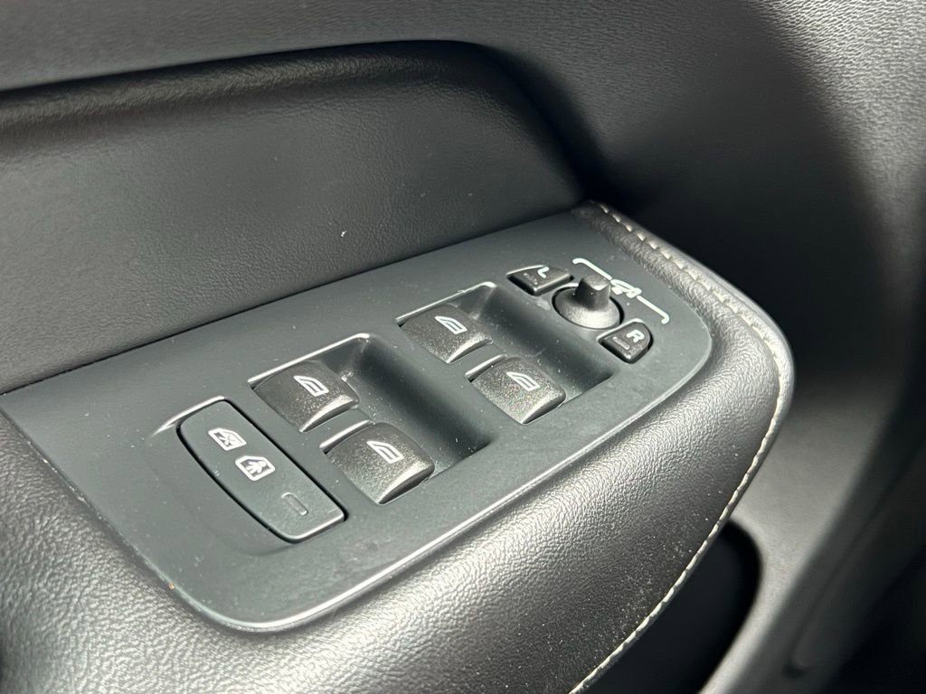 Used 2022 Volvo XC60 T8 Inscription w/ Advanced Package image 40