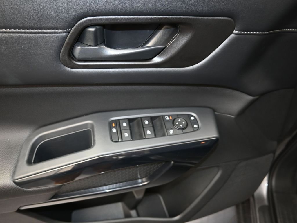 Used 2024 Nissan Pathfinder SV image 12