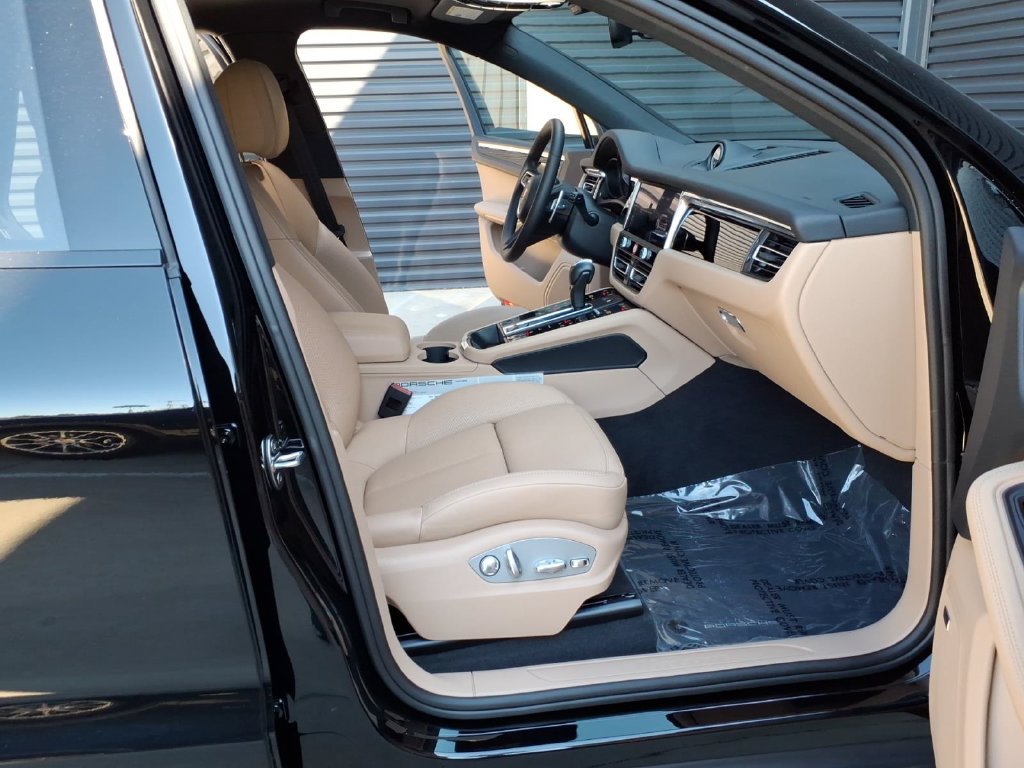 Certified 2026 Porsche Macan AWD/4WD image 36
