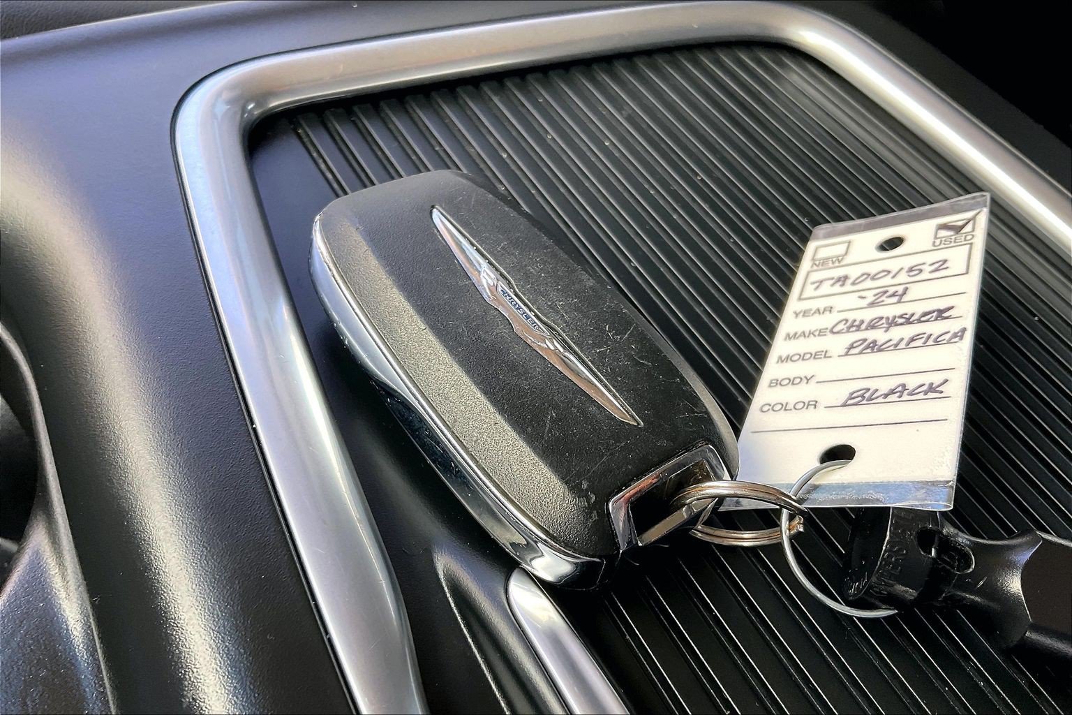 Used 2024 Chrysler Pacifica Touring-L FWD image 14