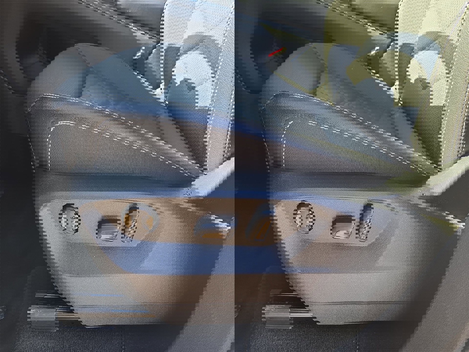 Used 2025 Volkswagen Atlas SE image 17