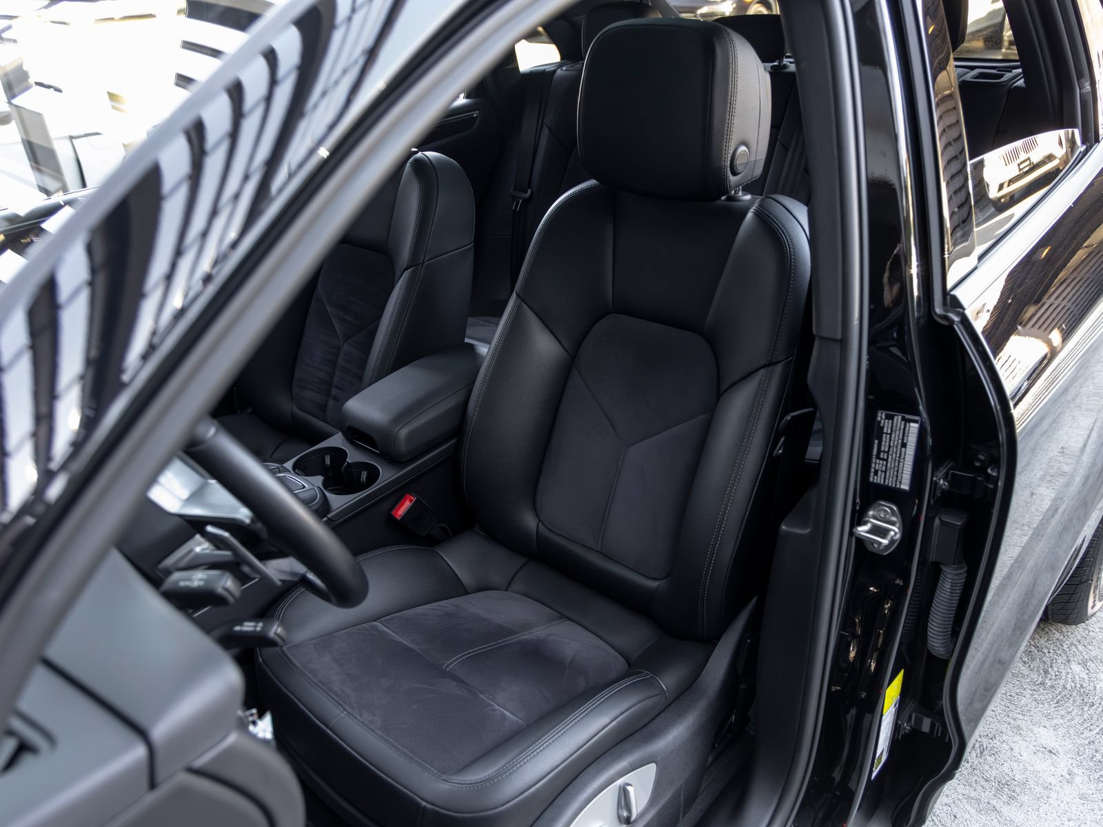 Certified 2021 Porsche Macan AWD/4WD image 5