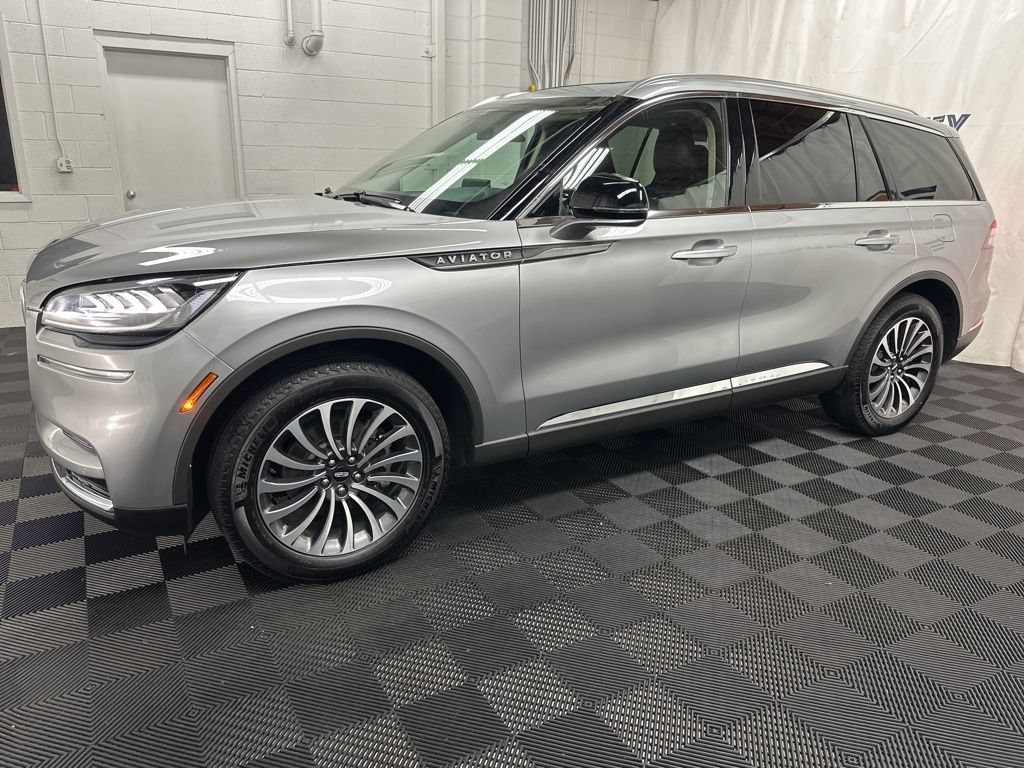 Used 2024 Lincoln Aviator AWD w/ Premium Package image 2