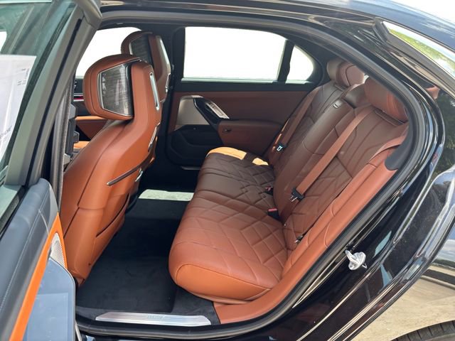 Used 2025 BMW i7 xDrive60 w/ Premium Package image 24