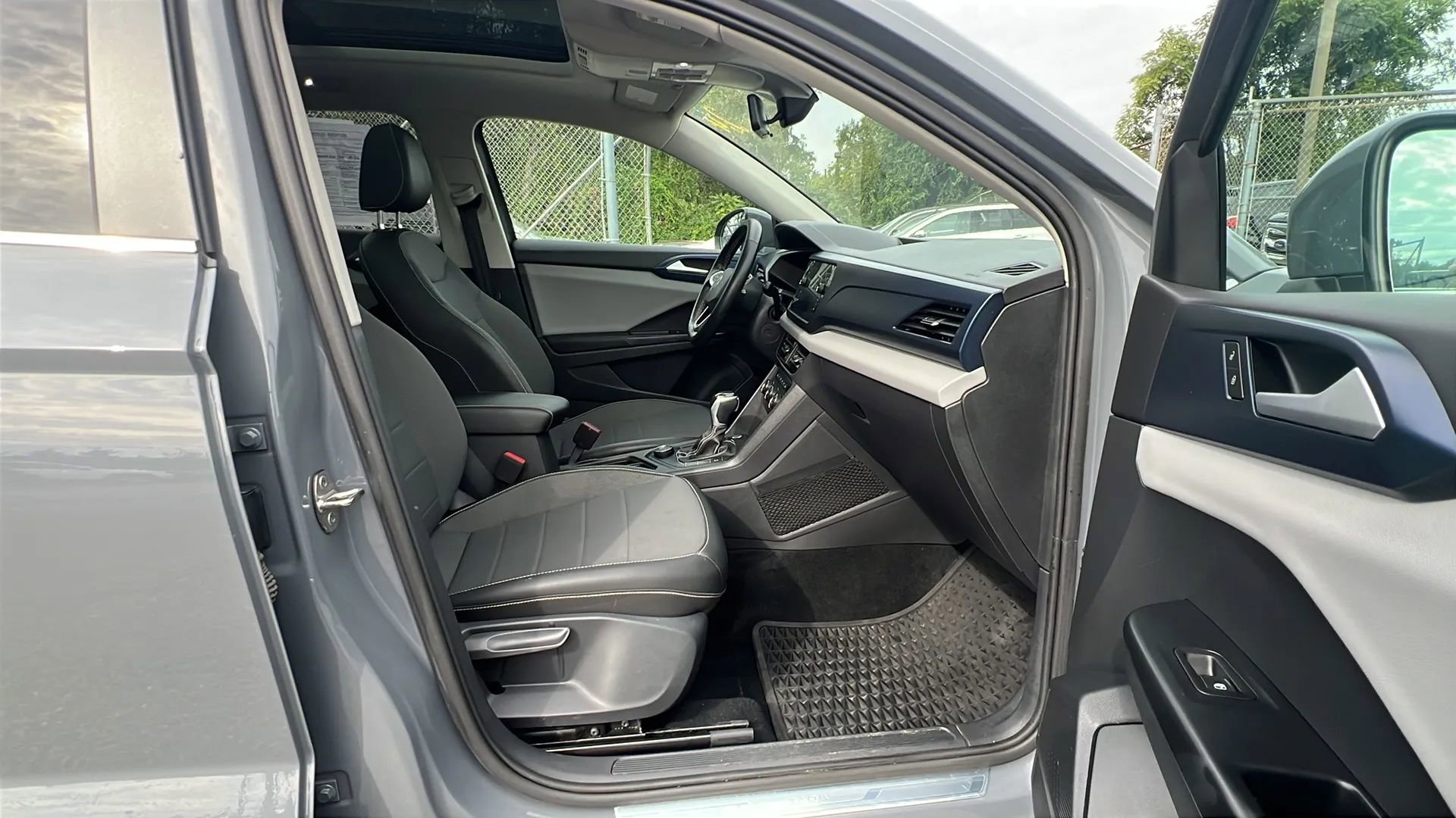 Used 2022 Volkswagen Taos SE image 30