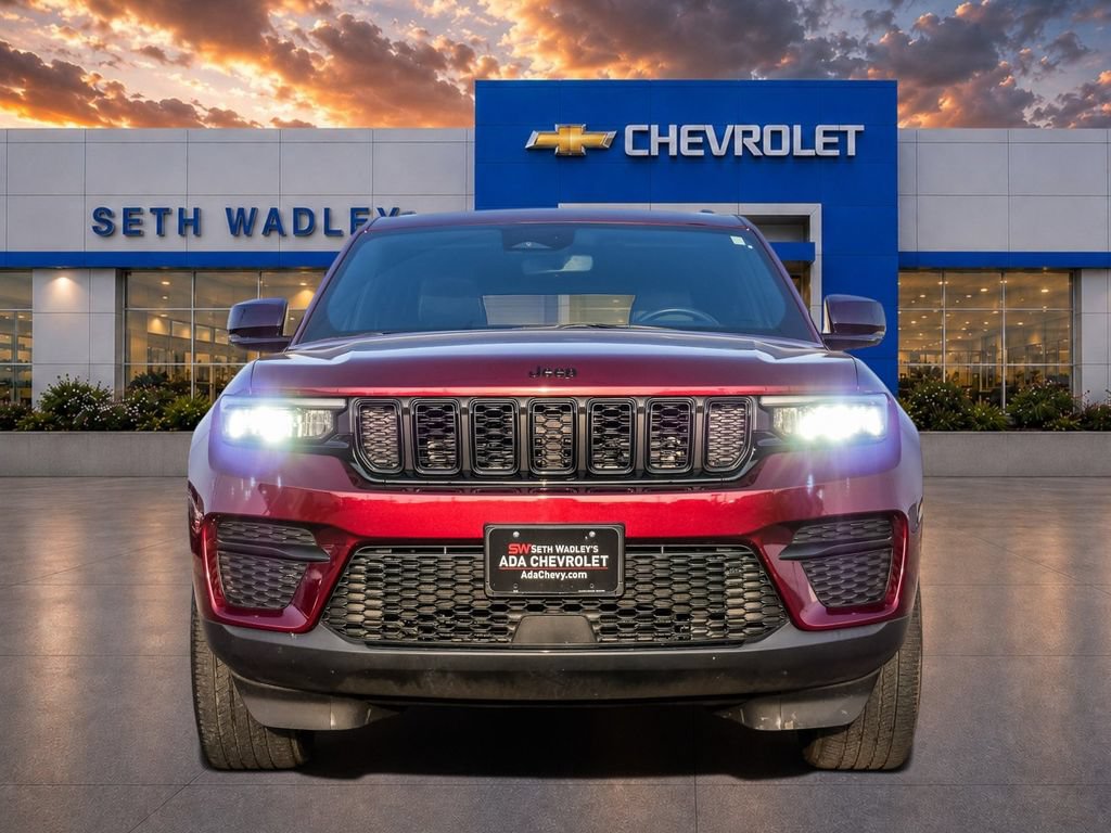 Used 2023 Jeep Grand Cherokee Altitude AWD/4WD image 2