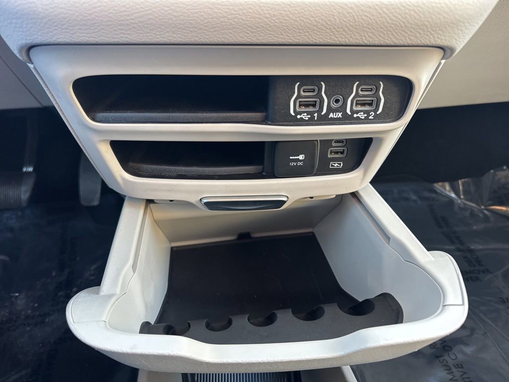 Used 2022 Chrysler Pacifica Touring-L image 17
