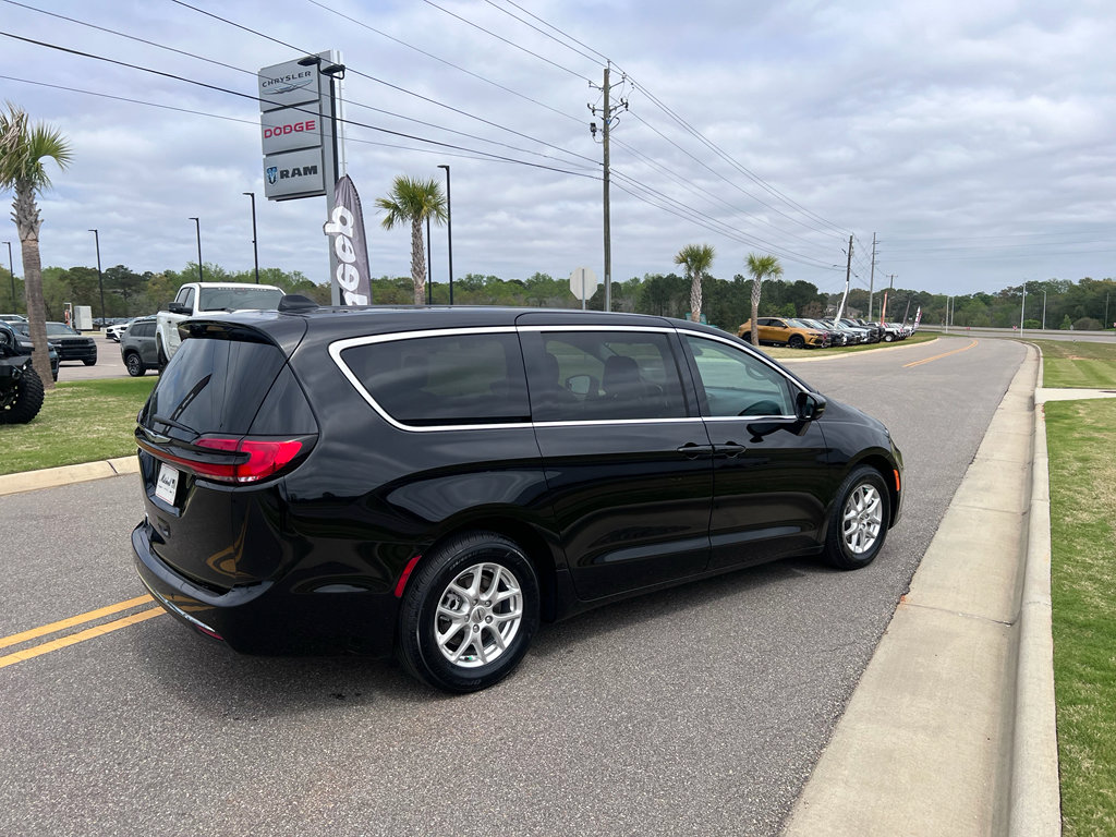 Used 2024 Chrysler Pacifica Touring-L image 5