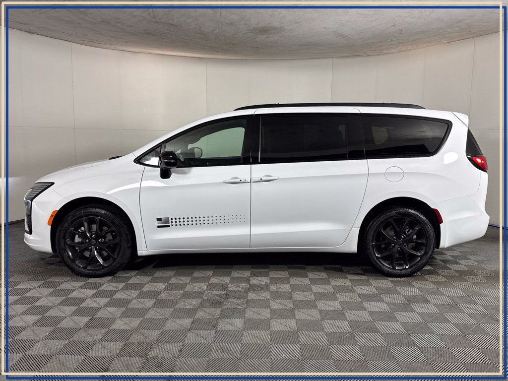 New 2027 Chrysler Pacifica Select AWD/4WD image 10