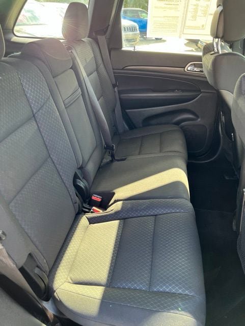 Certified 2019 Jeep Grand Cherokee Laredo AWD/4WD image 12